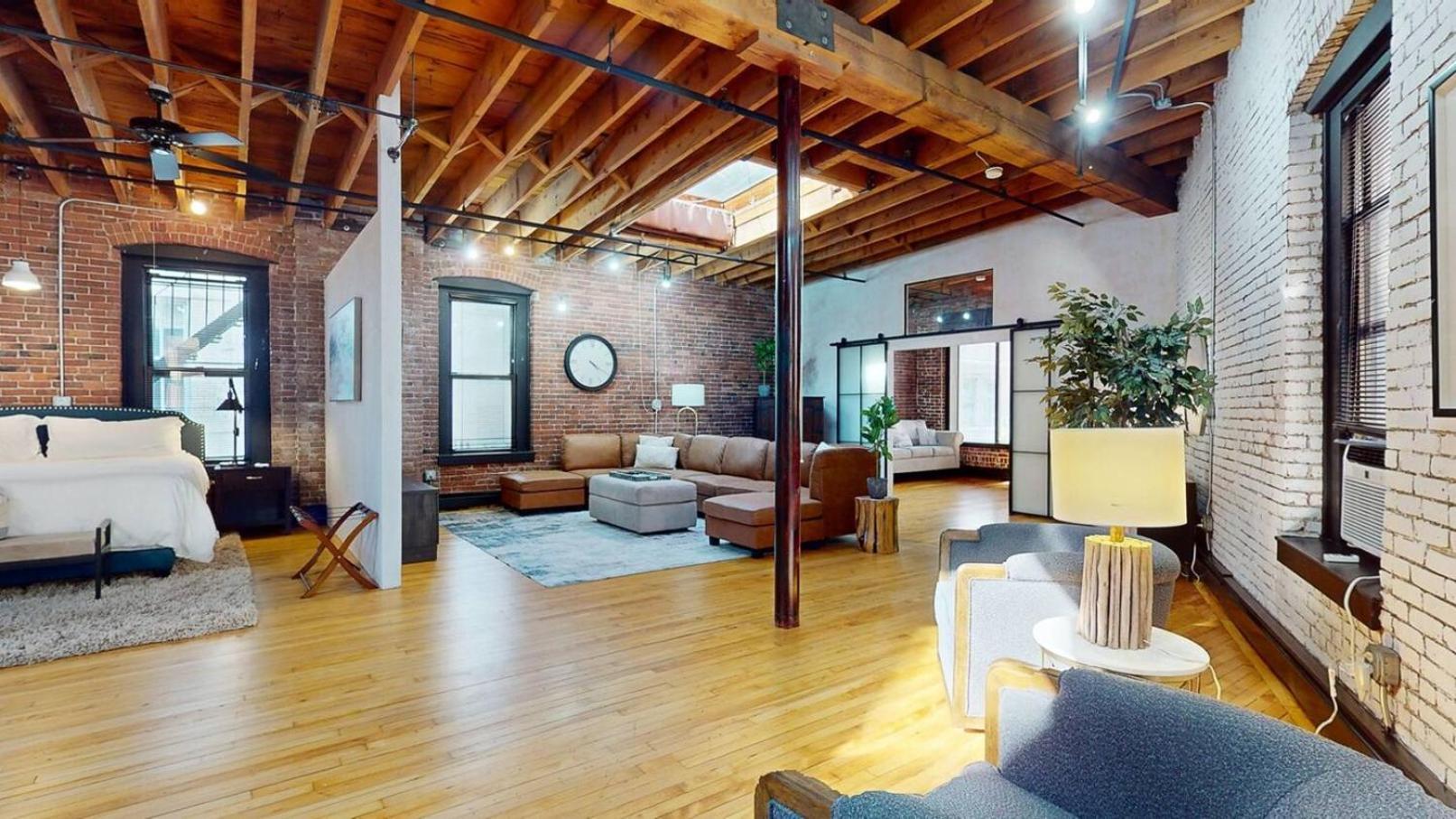 Spacious Back Bay 1br W King & Office Apartment *
